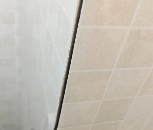 茂县瓷砖空鼓维修公司分享阳台瓷砖脱落的修复过程可以分为以下几个步骤