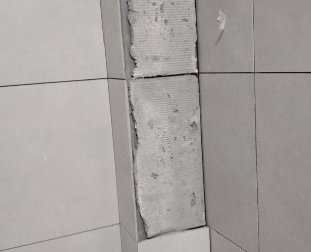 茂县瓷砖空鼓维修公司分享下瓷砖施工前基层浇水润湿程度不足，可能导致以下问题